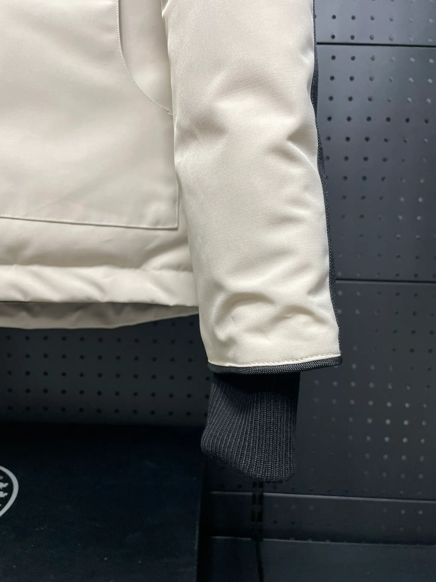 P800 forester men's new model black 24 models Canada Goose (Canada Goose) Men's model xs-xxl The highest version on the market! 🔥 Recommendation of single product for autumn and winter hard goods # Produced by OEM canada goose # The Canadian brand canada goose has always been recognized as the warmest down jacket, and its existence can often be seen in the winter street photos of various celebrities. I make Canada Goose every year, but I still can’t get rid of my love for it. No matter how cold the weather is, there’s no need to be afraid! Because this year, as always, we will provide you with ruthless goods and prepare large quantities of goods. I believe that the market has become a bit chaotic, but we are not afraid. Only good things are competitive, not comparing prices! No one is stupid enough to quote a high price and send old customers away! Look at price in the short term and quality in the long term! If you care about quality, please respect its price! If what you want is cheap, please don't expect good quality! You get what you pay for, this is the rule of the market! We really value quality. It is only worn by the one who understands you! Filling content: 90 international standard duck down! I won’t say much more, everyone sells their own goods! Regarding the down content, you can feel it with your hands. There is nothing wrong with good down. Another customer said that the clothes are very light, but the ones on the market are very heavy. For us insiders, adding some filament to the clothes will make them look bulging and heavy. But we won't do that! 🔥Pure original fidelity! 🔥Everyone who has been cooperating with us in the past few years knows that the large-scale wholesale market products are incomparable to us. You are welcome to visit the brick cabinet and then come to my home to buy! It is the legendary warmest down jacket. A goose and a single layer of clothing can withstand minus 20 degrees Celsius! Known as a must-have for Arctic outdoor sports! The most popular down jacket in the world, celebrities are rushing to buy it, it is a must-have!